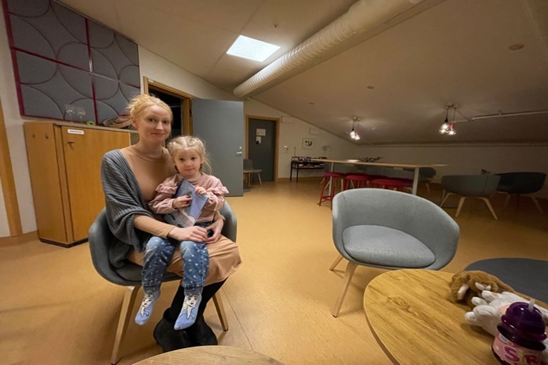 Johanna Wiik , här med dottern Siri som går på den tvåspråkiga förskolan Charlottendal, ville veta mer om språknoden på Örnässkolan. Foto: Malin A Junkka Johanna Wiik , här med dottern Siri som går på den tvåspråkiga förskolan Charlottendal, ville veta mer om språknoden på Örnässkolan. Foto: Malin A Junkka