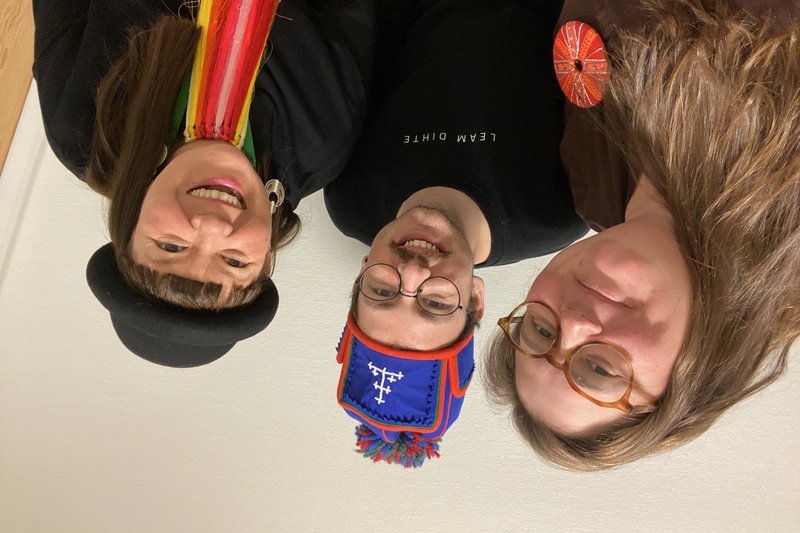 Från vänster: Camilla Olofsson, Stenvall Zetterström, Patricia Fjellgren som alla tre arbetar för att skapa en samisk vardag i Staare. Foto: Privat Från vänster: Camilla Olofsson, Stenvall Zetterström, Patricia Fjellgren som alla tre arbetar för att skapa en samisk vardag i Staare. Foto: Privat